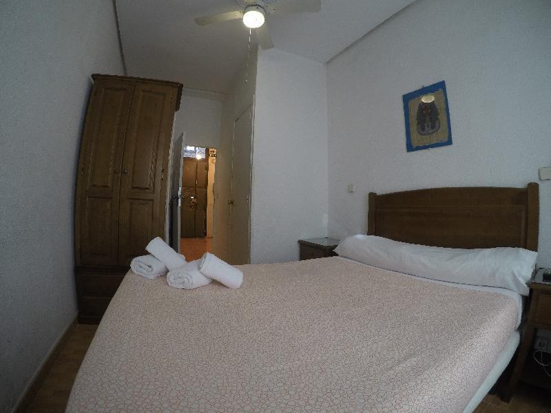 Hostal Los Perales Madrid Exterior photo A bedroom in a hotel
