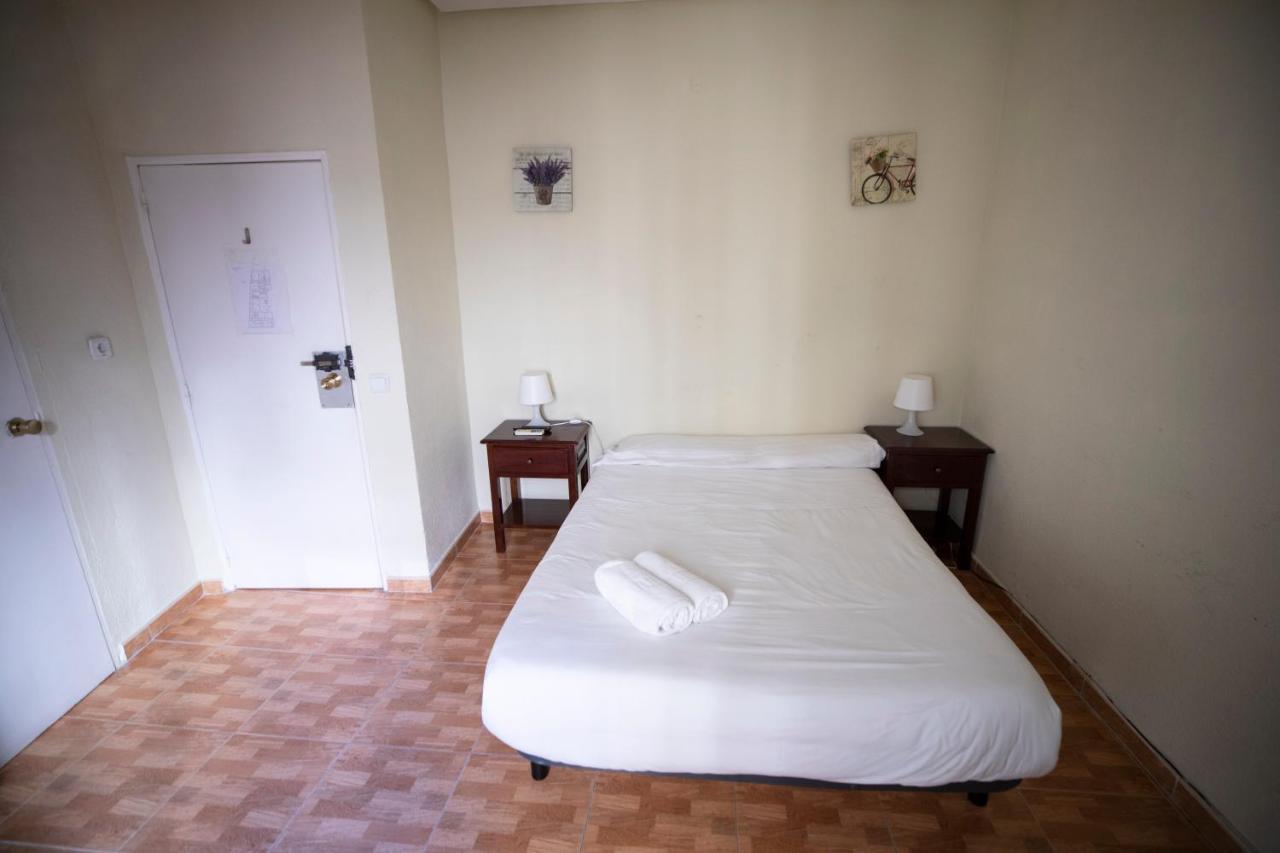 Hostal Los Perales Madrid Exterior photo A room at the hostel