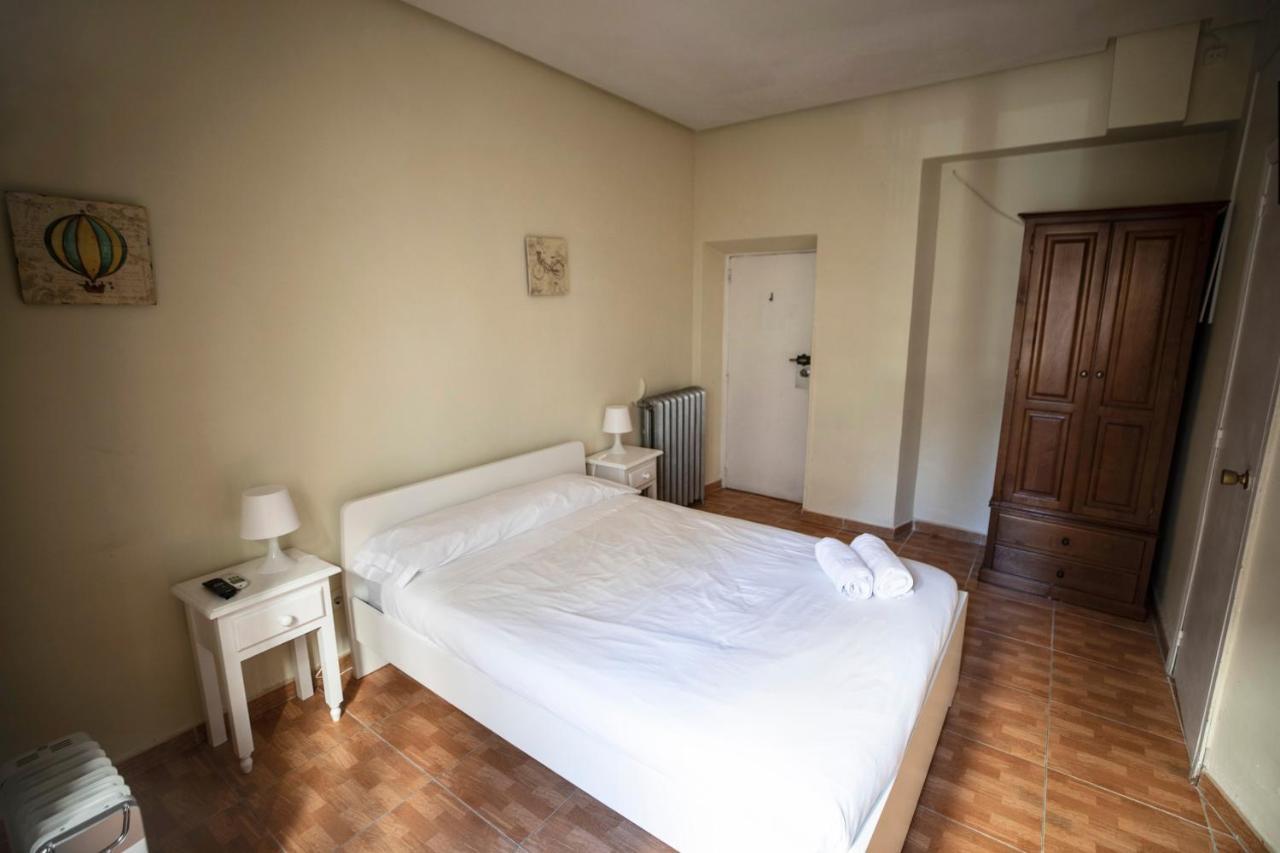 Hostal Los Perales Madrid Exterior photo A room at the hotel