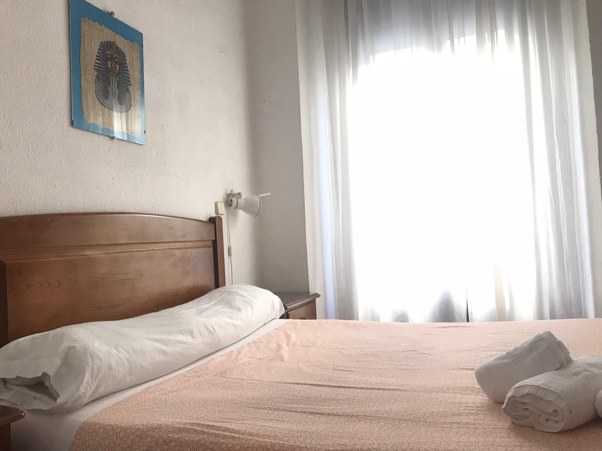 Hostal Los Perales Madrid Exterior photo A bedroom in a hotel