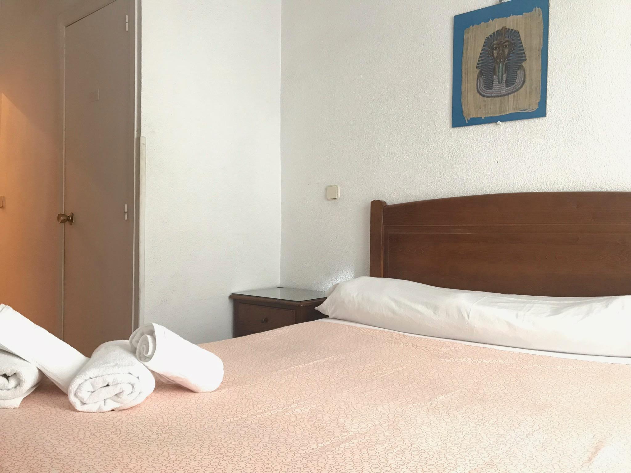 Hostal Los Perales Madrid Exterior photo A bedroom at the hotel