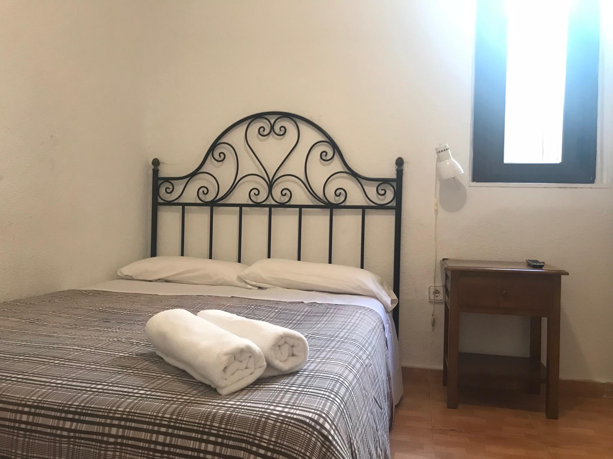 Hostal Los Perales Madrid Exterior photo A bedroom in a hostel