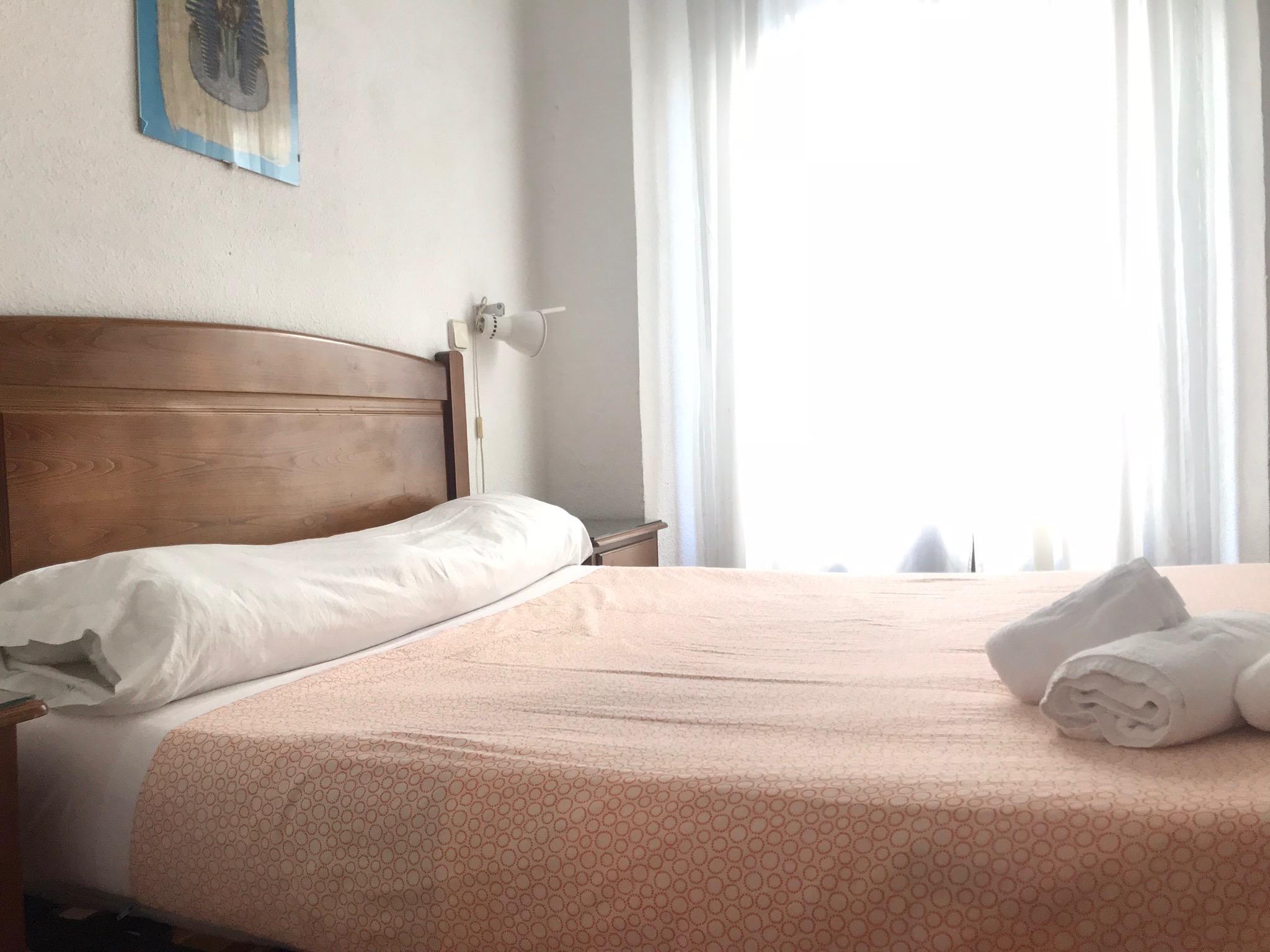 Hostal Los Perales Madrid Exterior photo A bed