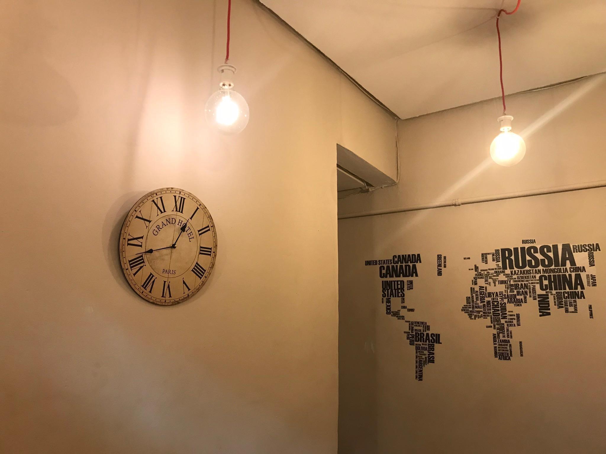 Hostal Los Perales Madrid Exterior photo A wall clock