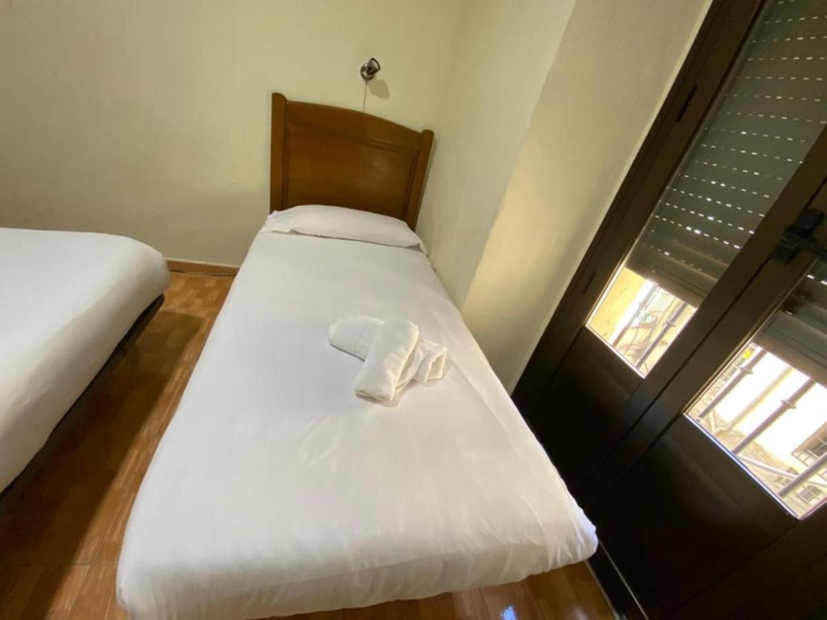 Hostal Los Perales Madrid Exterior photo