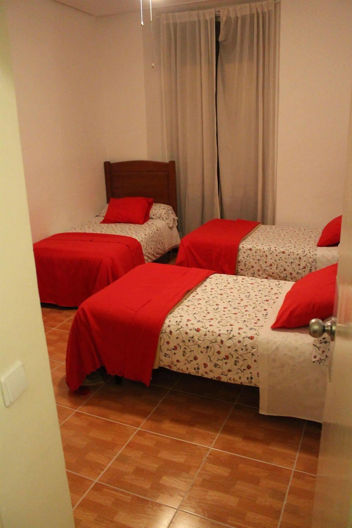 Hostal Los Perales Madrid Exterior photo A room at the hostel