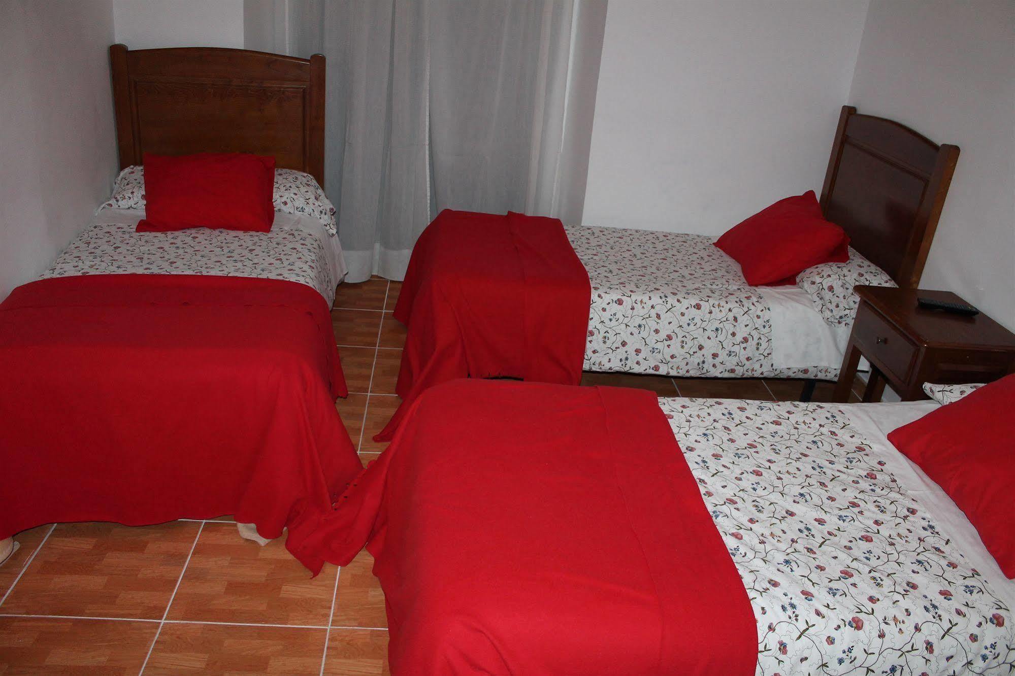 Hostal Los Perales Madrid Exterior photo A typical bedroom in a hostal
